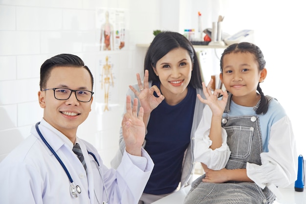 Mère et fille viennent docteur.