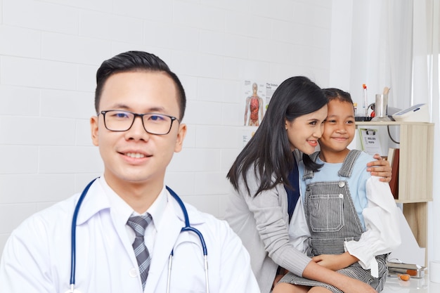 Mère et fille viennent docteur.