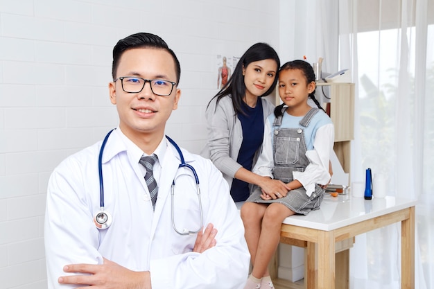 Mère et fille viennent docteur.