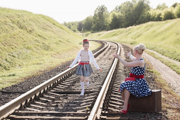 Mère et fille vont sur rails