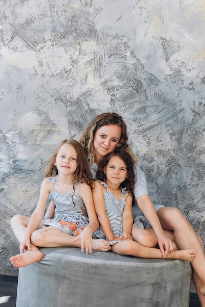 mère avec filles sur fond blanc