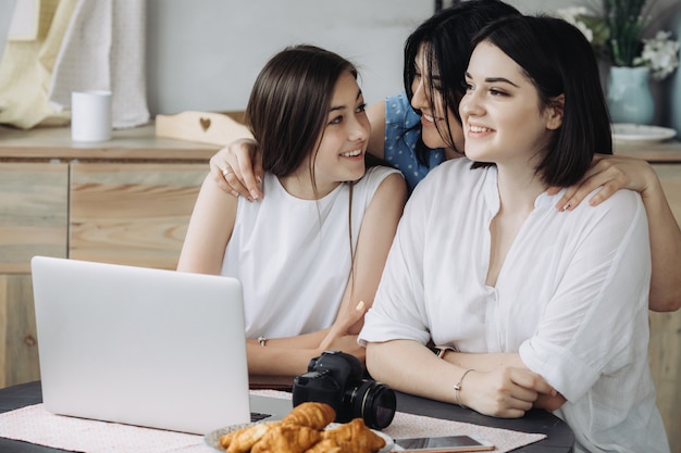 Mère et filles s'amusent ensemble