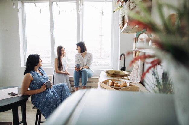 Mère et filles s'amusent ensemble