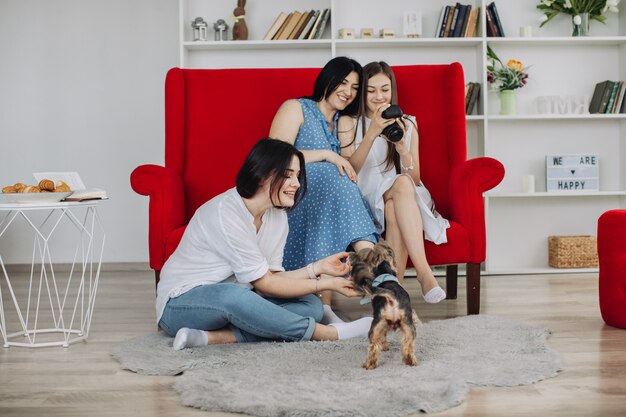 Mère et filles se reposant dans le salon