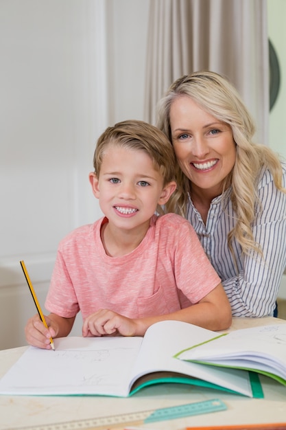 Mère, fils aidant, devoirs