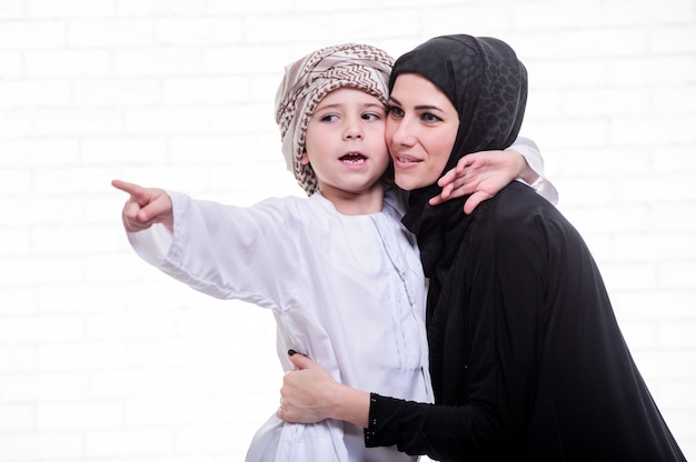 Mère et fils arabe posant à l'intérieur.