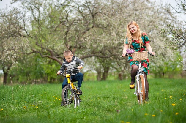 Mère Avec Fils à Bicyclette