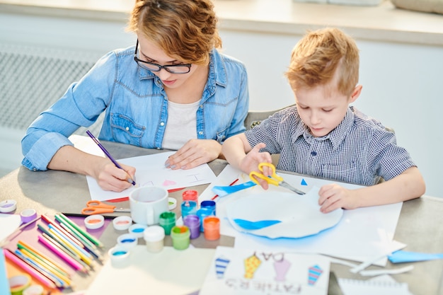 Mère et fils bricoler ensemble à la maison