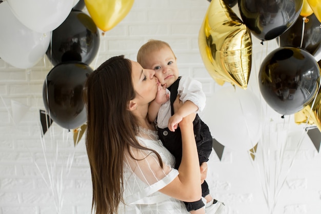 Mère et fils célébrant ensemble le 1er anniversaire