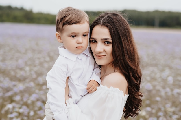 Mère et fils sur un champ violet en fleurs