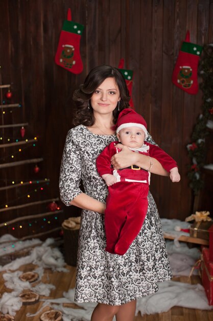 Mère et fils en costume de père Noël