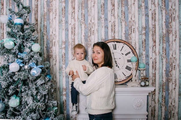 Mère et fils dans une maison décorée pour Noël