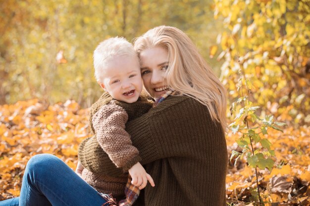 Mère et fils dans le parc automne ensoleillé