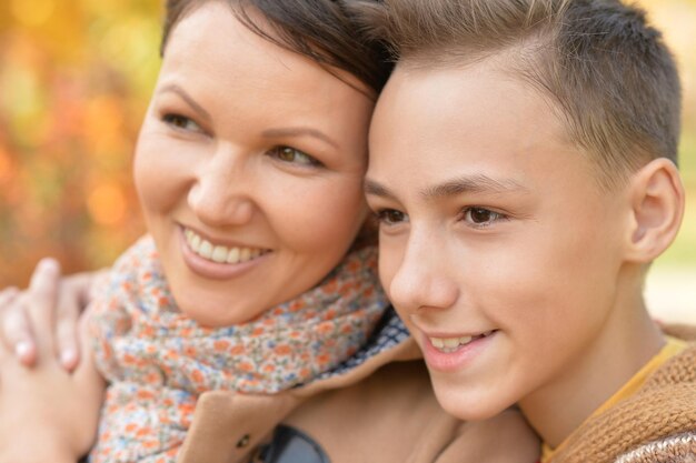 Mère avec fils dans le parc d'automne