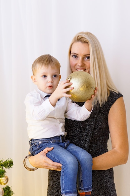 Mère et fils décorant le sapin de Noël