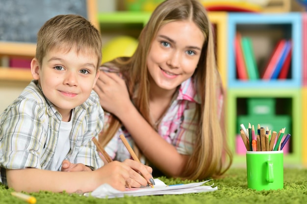 Mère et fils dessinant avec des crayons