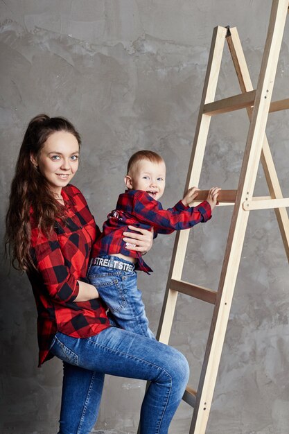 mère et fils embrassant ensemble, famille s&#39;amuser