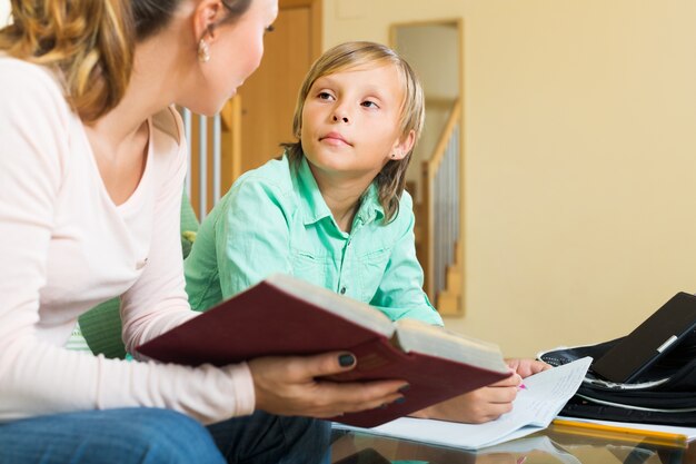 Mère avec fils à faire ses devoirs