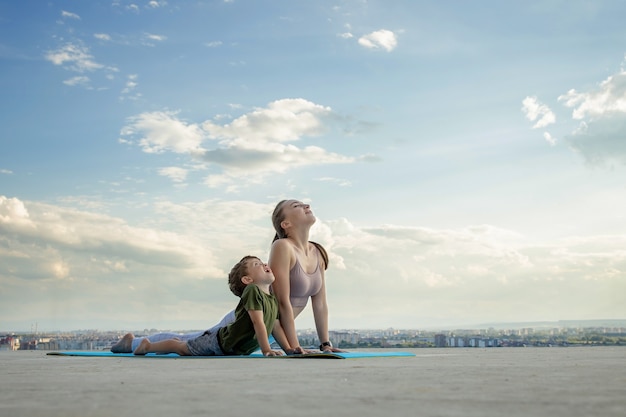 Mère et fils faisant de l'exercice sur le balcon