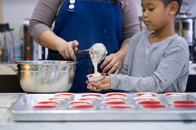 Mère et fils faisant un gâteau