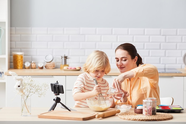 Mère et fils filmant une vidéo de cuisine