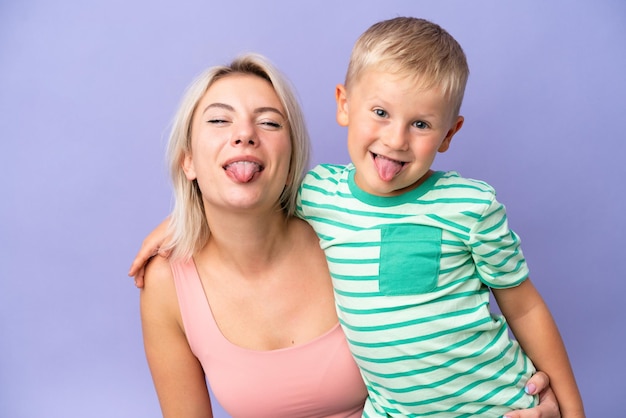 Mère et fils sur fond isolé