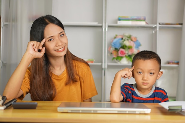 mère et fils heureux au bureau à la maison