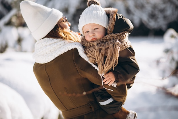 Mère et fils en hiver