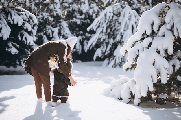 Mère et fils en hiver