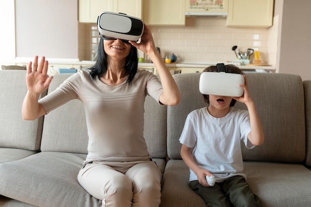 Mère et fils jouant à un jeu de réalité virtuelle