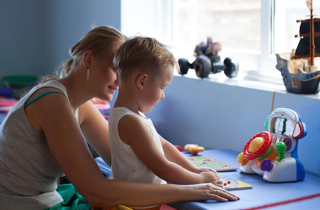 Photo mère et fils jouant à la maison