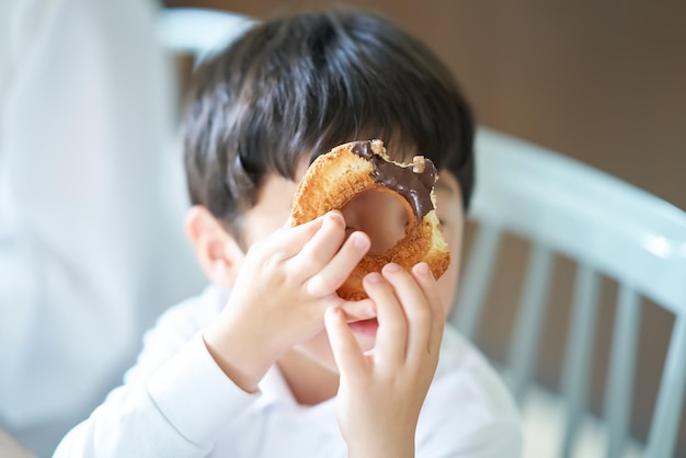 Mère et fils mangeant des beignets