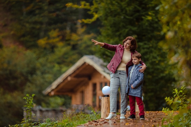 Mère et fils marchant à l'automne