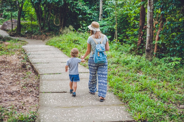 Mère et fils marchant dans une forêt