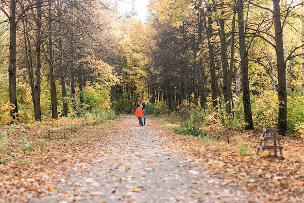 Mère et fils marchant dans le parc d'automne et profitant de la belle saison nature d'automne célibataire