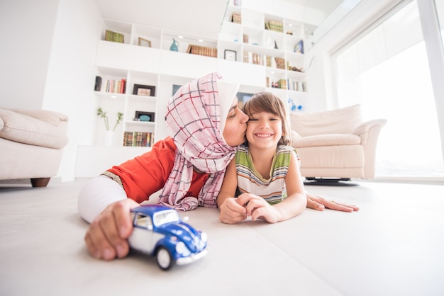 Mère Et Fils Mignon Jouant Avec Le Jouet De Voiture Au Salon