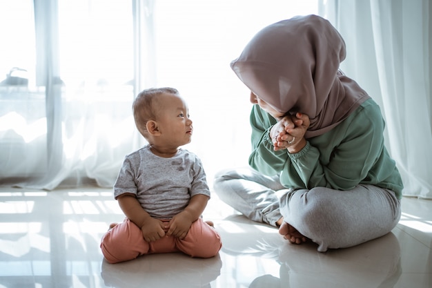 Mère et fils musulmans ayant une conversation