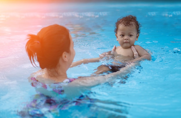 Mère et fils nageant dans la piscine
