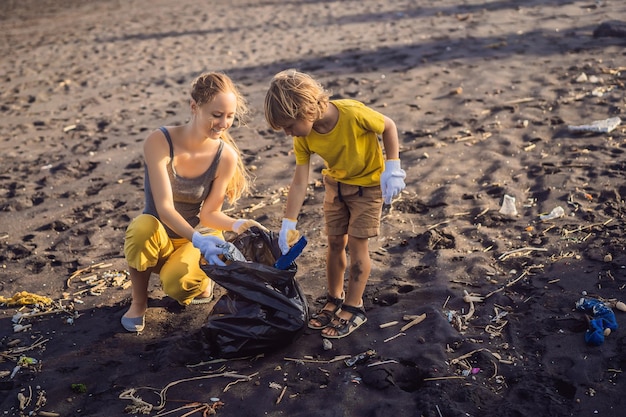 Mère et fils nettoient la plage éducation naturelle des enfants