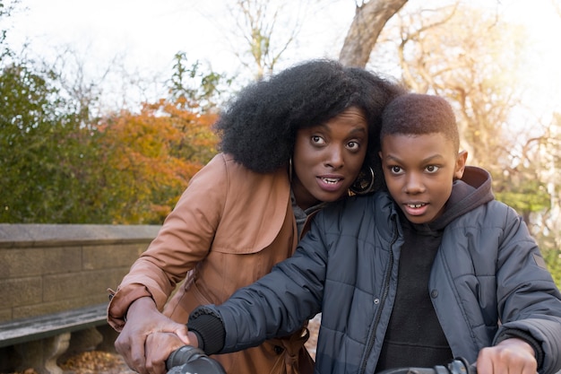 Photo mère et fils passent du temps ensemble