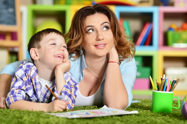 Mère et fils peignant avec des crayons