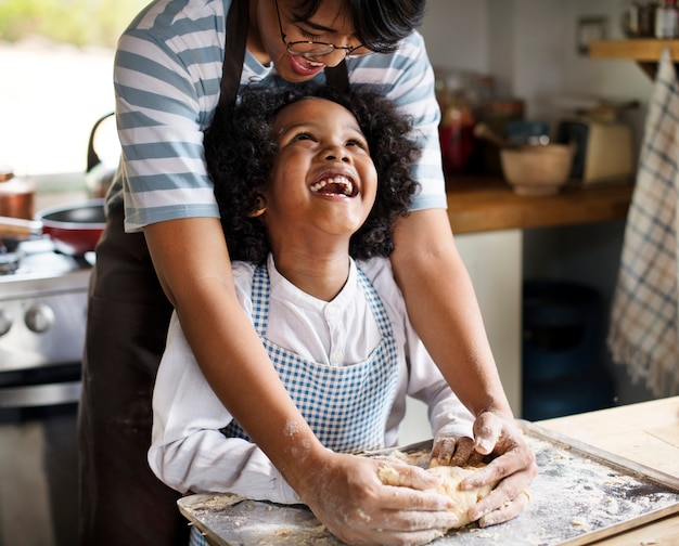 Mère et fils, pétrir la pâte dans la cuisine