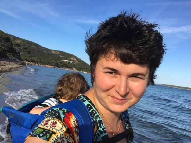 Photo mère et fils sur la plage