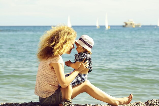 Mère et fils sur la plage