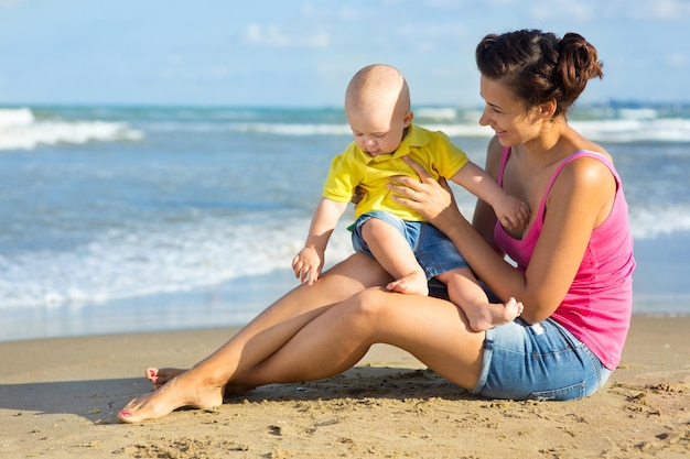 Mère et fils sur la plage