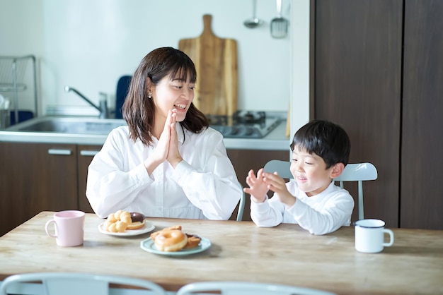 Mère et fils posent pour commencer à manger