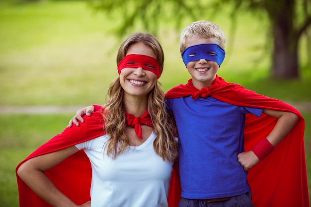 Photo mère et fils prétendant être super-héros