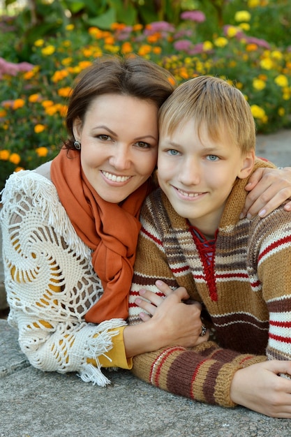 Mère et fils en promenade dans le parc