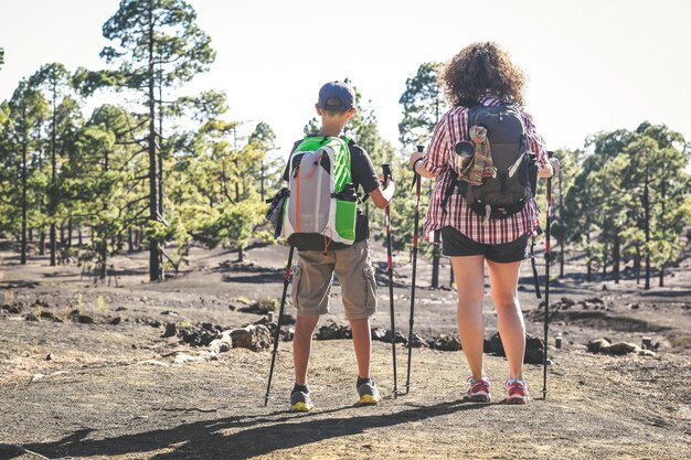 Photo mère et fils en randonnée dans la forêt en été