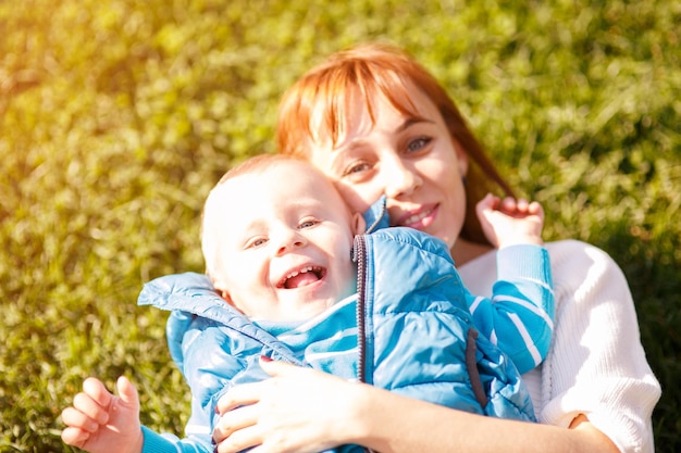 Mère avec fils s'amusant dans le parc